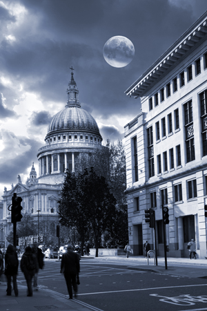 St Paul’s Cathedral and Moon LDN112